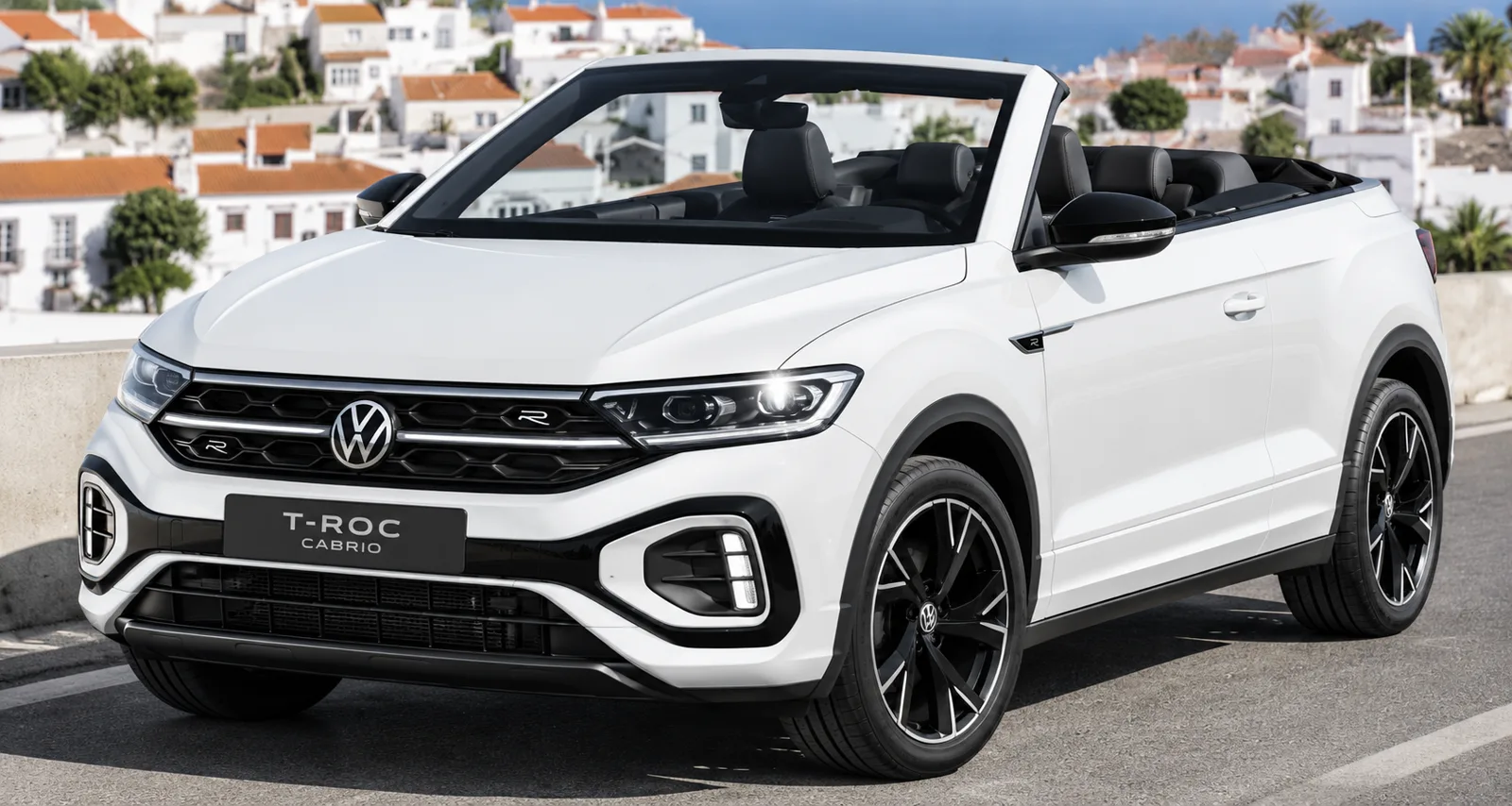 Weißes Volkswagen T-Roc Cabriolet am Mittelmeer