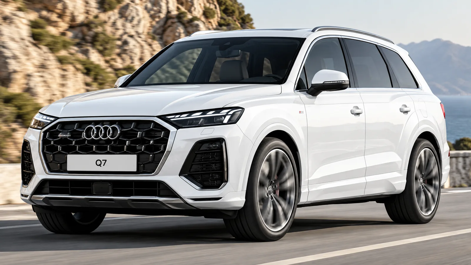 Weißer Audi Q7 an der Küstenstraße