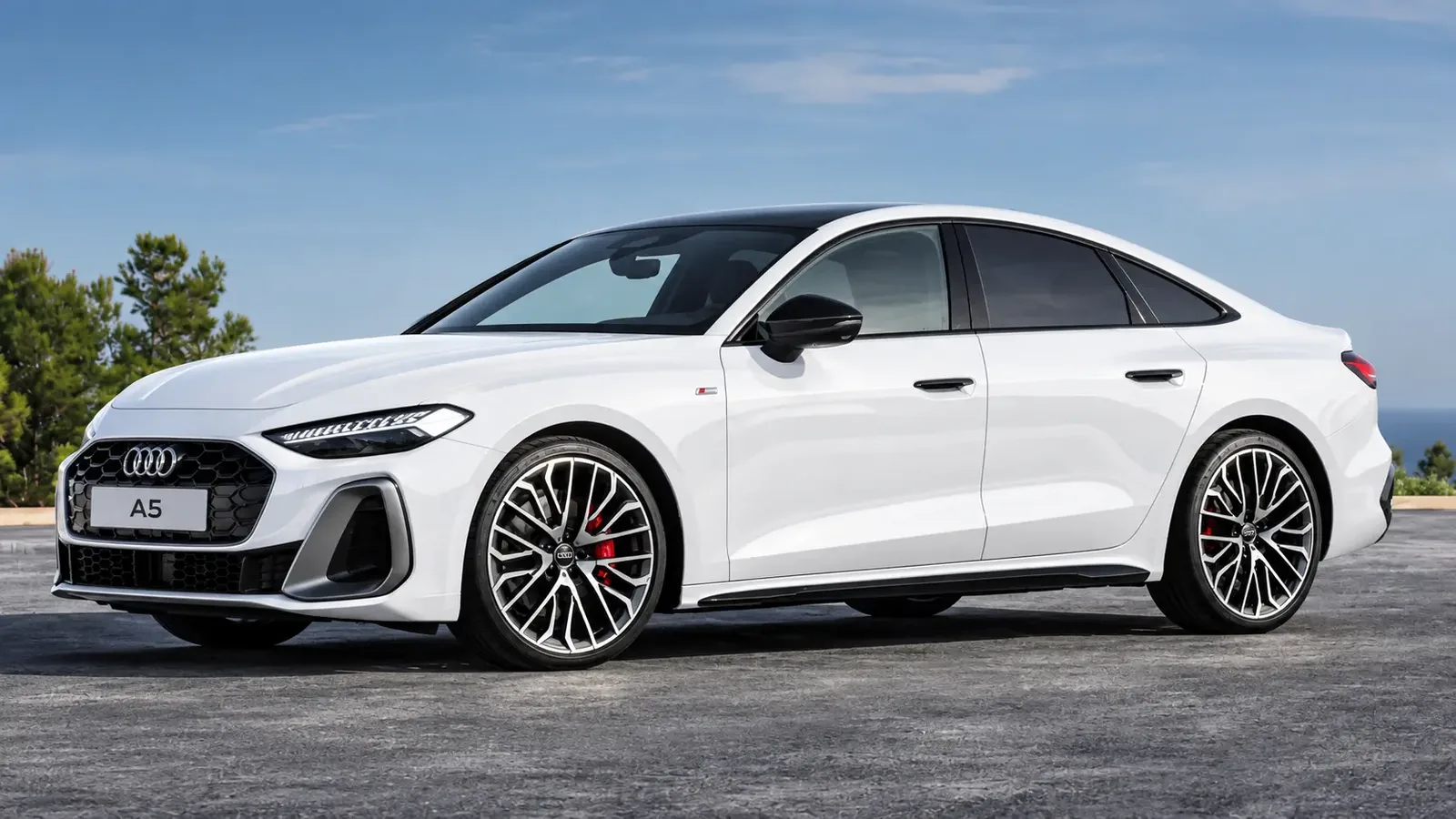 Weißer Audi A5 am Küstenhorizont