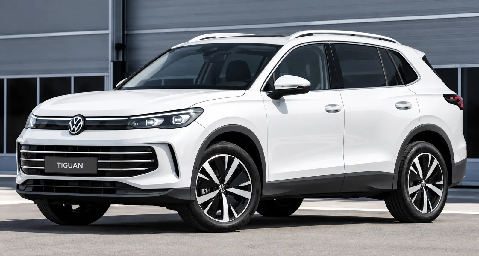 Weißer Volkswagen Tiguan vor moderner Fassade
