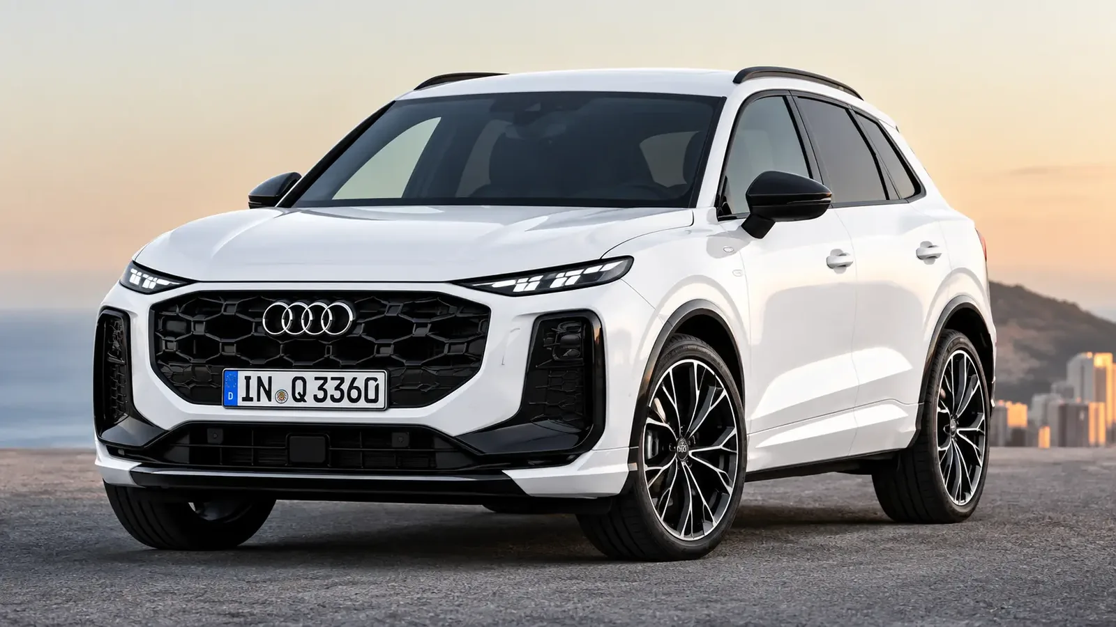 Weißer Audi Q3 bei Sonnenuntergang