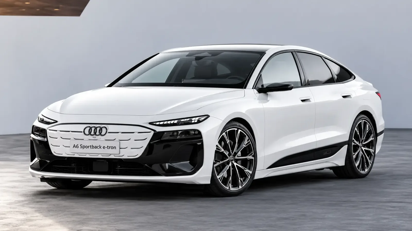 Weißer Audi A6 Sportback e-tron in Architekturkulisse