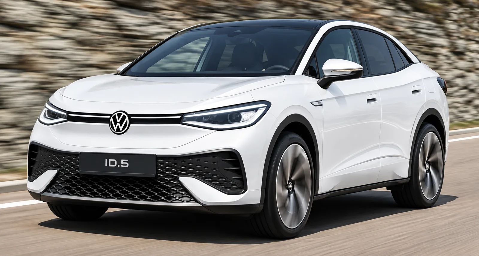 Weißer Volkswagen ID.5 im dynamischen Fahrlicht
