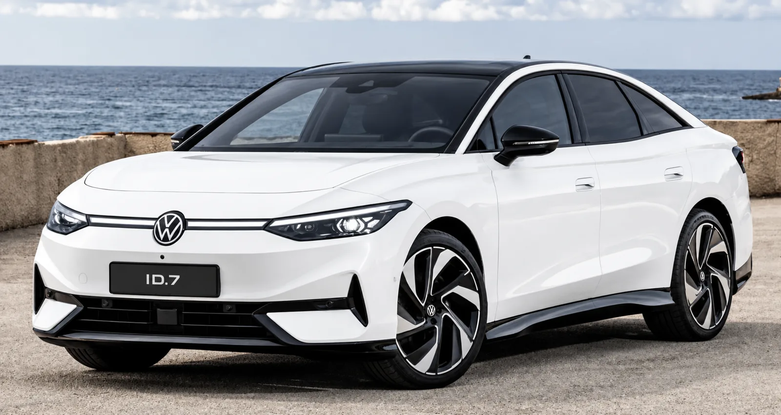 Weißer Volkswagen ID.7 am Meer