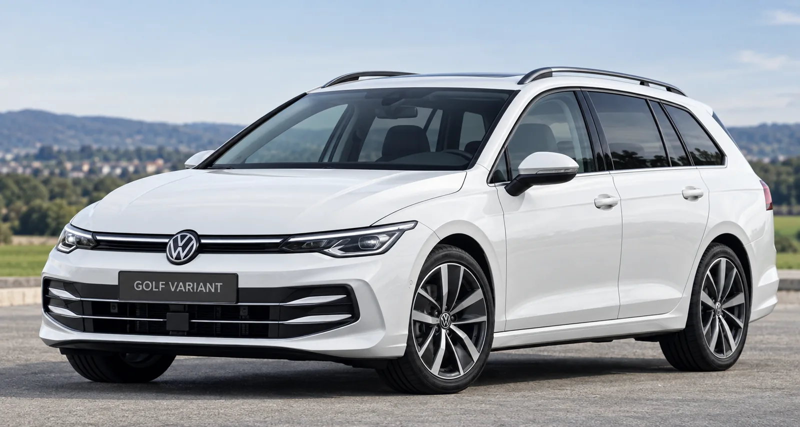 Weißer Volkswagen Golf Variant vor weiter Landschaft