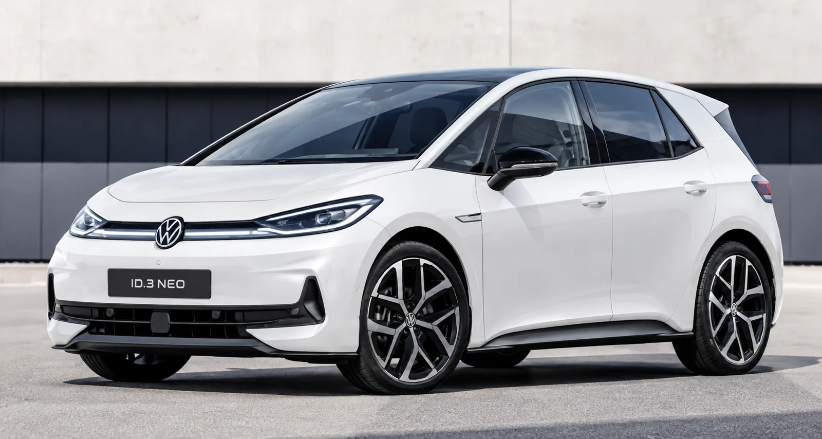 Weißer Volkswagen ID.3 Neo vor moderner Architektur