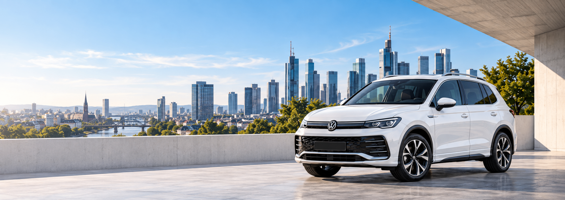 Volkswagen Tiguan vor der Skyline von Frankfurt am Main