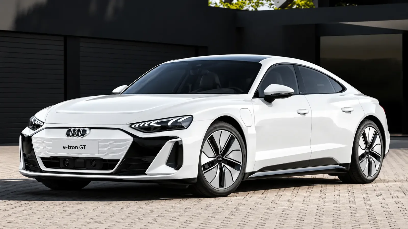 Weißer Audi e-tron GT vor moderner Garage
