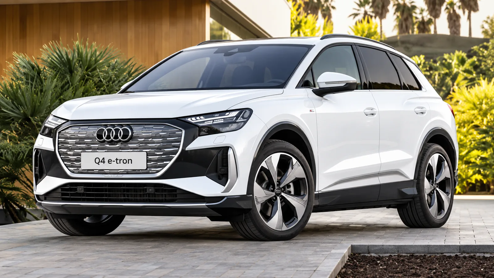 Weißer Audi Q4 e-tron im Abendlicht