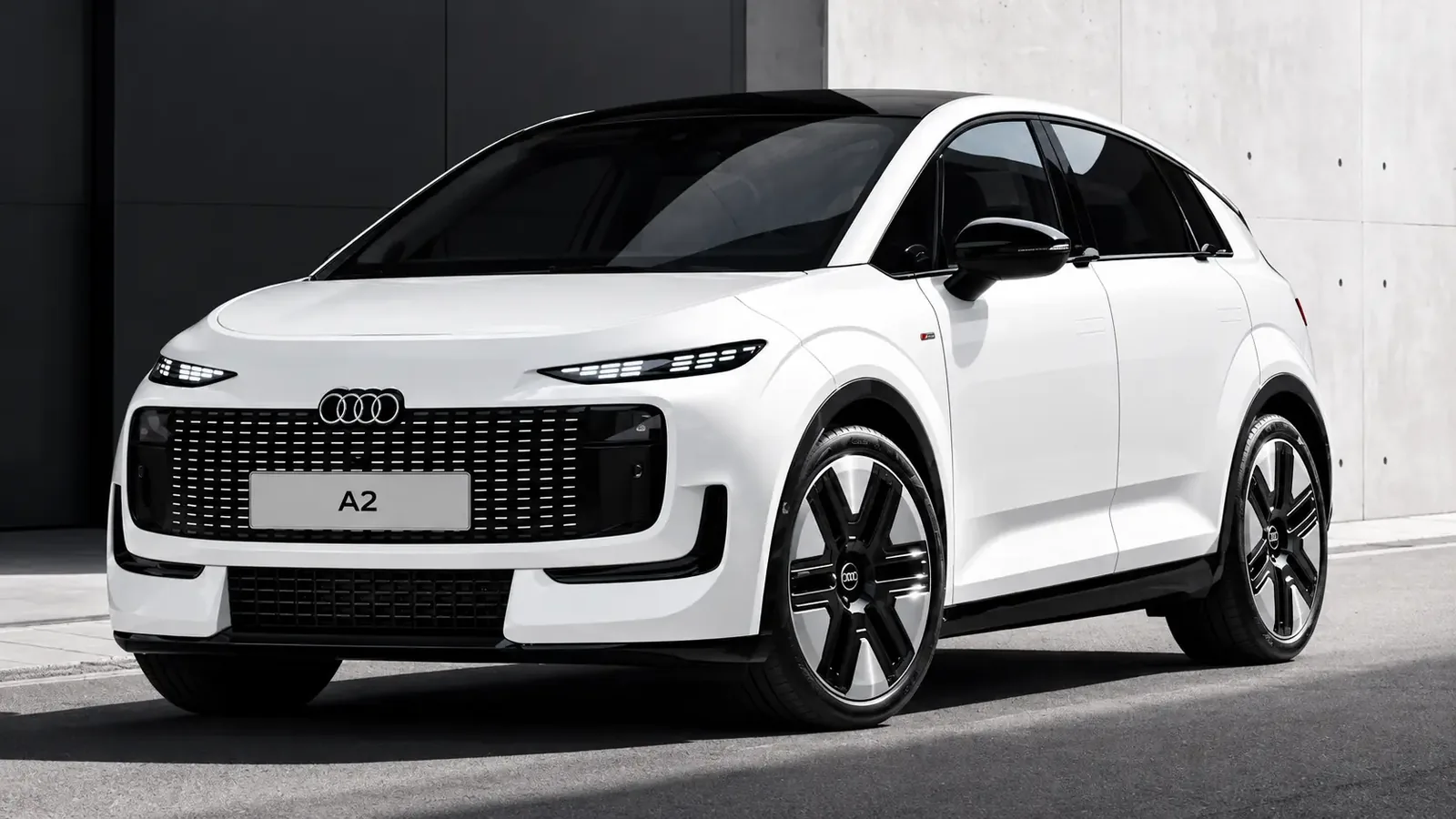 Weißer Audi A2 e-tron vor moderner Architektur