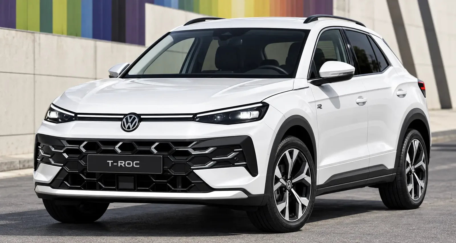 Weißer Volkswagen T-Roc vor moderner Architektur