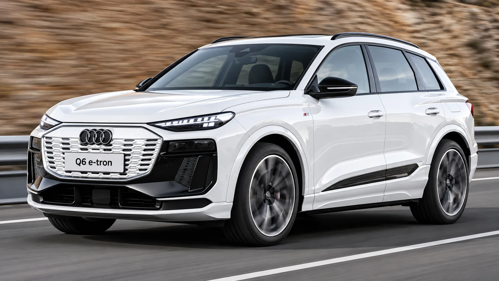 Weißer Audi Q6 e-tron in Fahrt