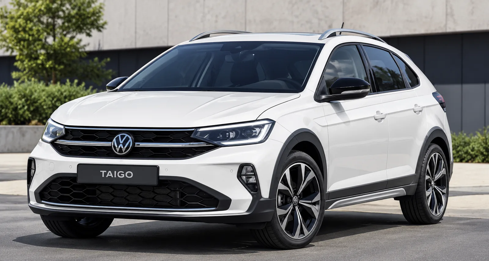 Weißer Volkswagen Taigo vor moderner Architektur