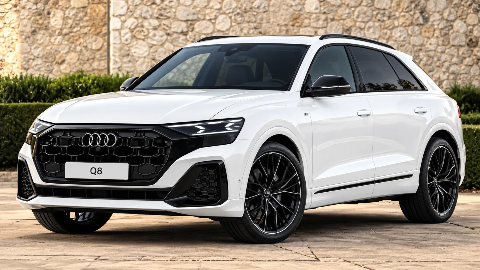 Weißer Audi Q8 vor Steinmauer